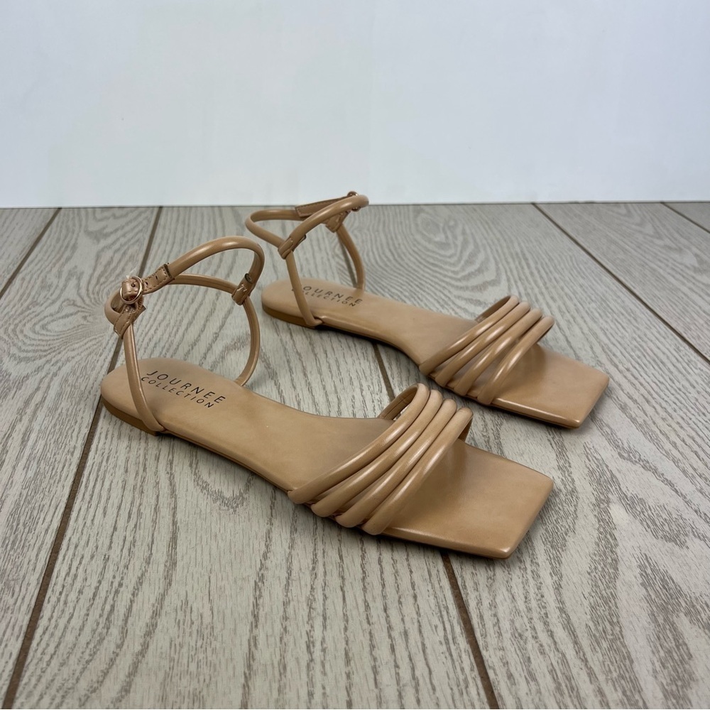 Journee Collection Womens Lyddea Buckle Multi Strap Sandal 9.5 Mocha $70
